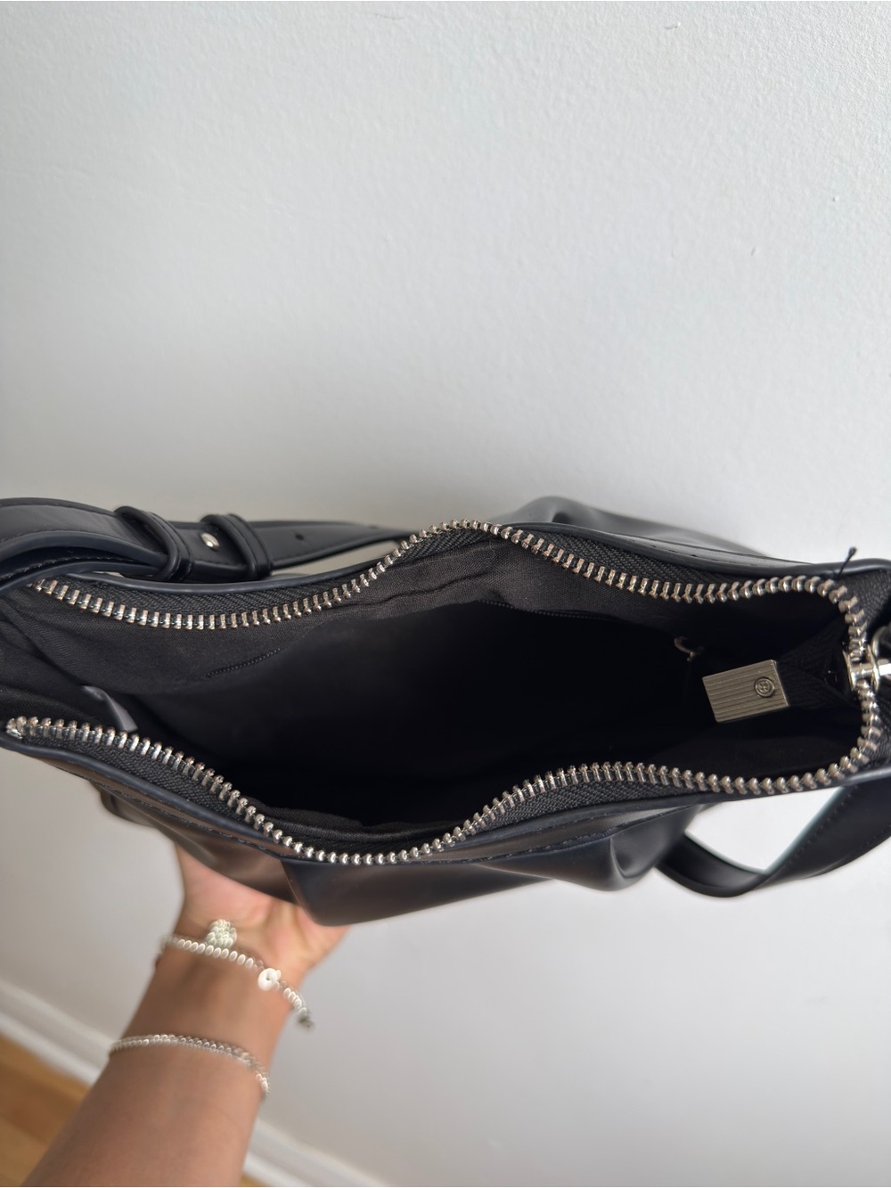 Classic Black Women’s Shoulder Bag - Picture 3 of 3